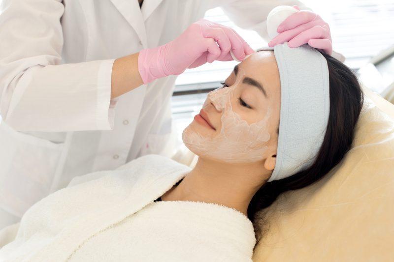 asian woman visiting cosmetologist